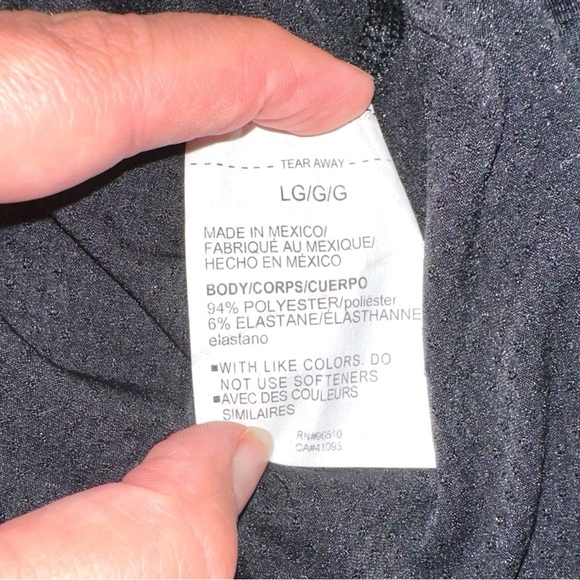 Under Armour Black HeatGear Athletic Tee Women’s Large NWT - Picture 3 of 3